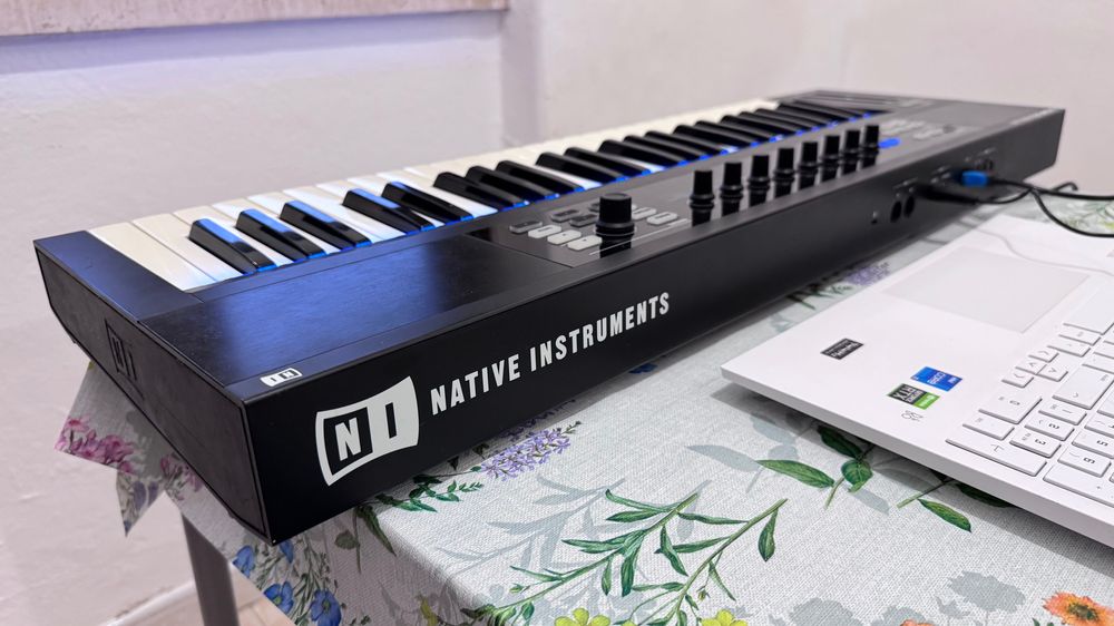 Komplete Kontrol S49 MK1 Teclas Fatar com Aftertouch +Bag +Acessórios