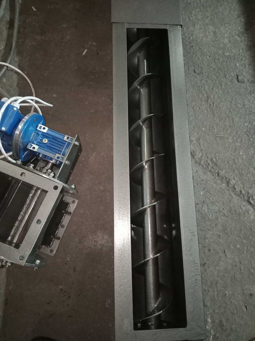 Шнековий погрузчик (навантажувач, зернометатель, конвейєр) зерна, соі