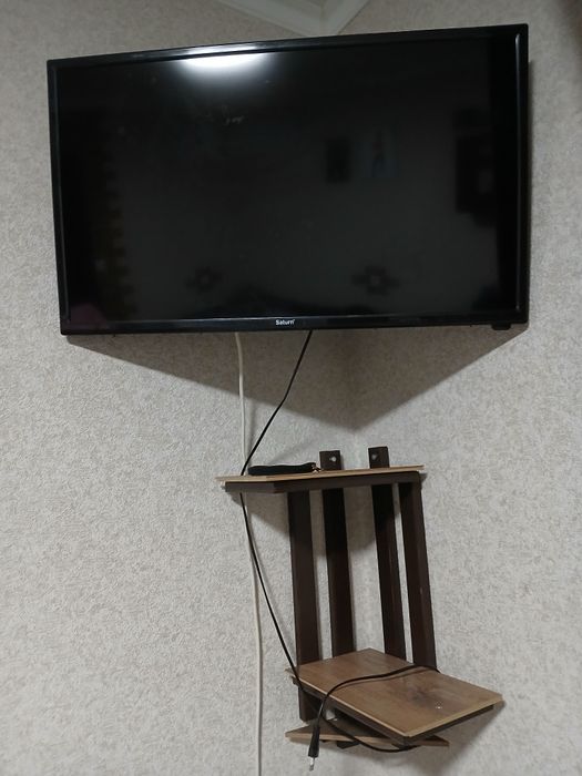 Телевізор Saturn 32 + кутова поличка + кріплення