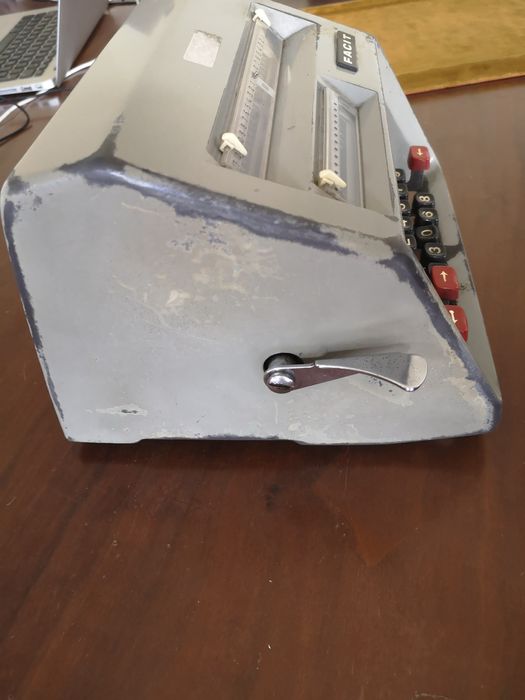 Máquina de calcular com fatura época