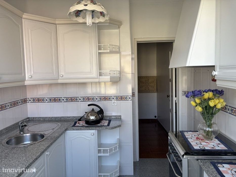 Apartamento T2 usado para venda em Mina de Água, Amadora