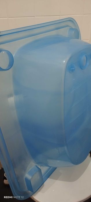 Banheira azul transparente bebé