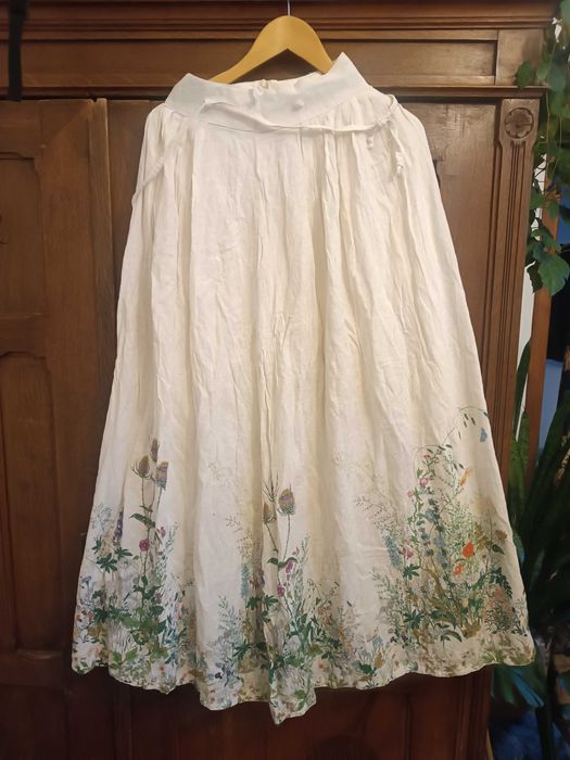 piękna baiał długa spódnica z motywem kwiatów