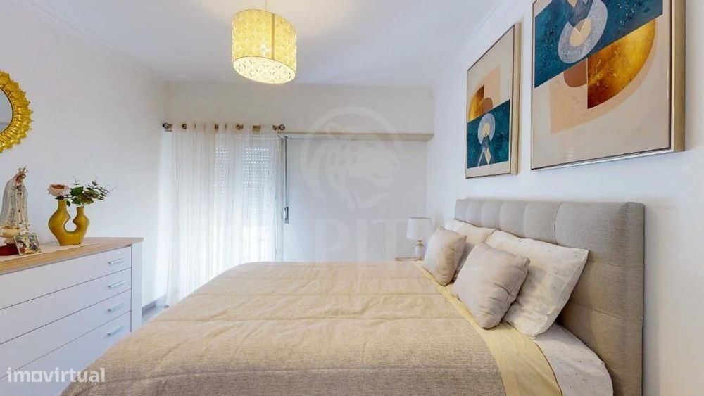 Apartamento T2 totalmente remodelado, com garagem e arrecadação, em Ca