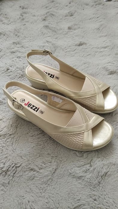 Sandały firmy Jezzi