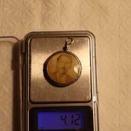 Pendente relicário com aro em ouro