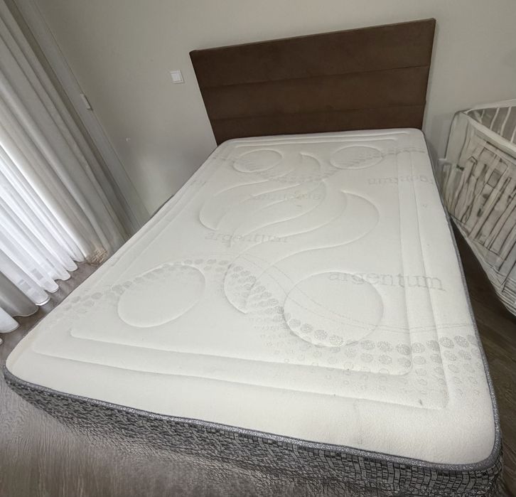 Cama de casal 140x195, (inclui colchão + 2 mesinhas de cabeceira)