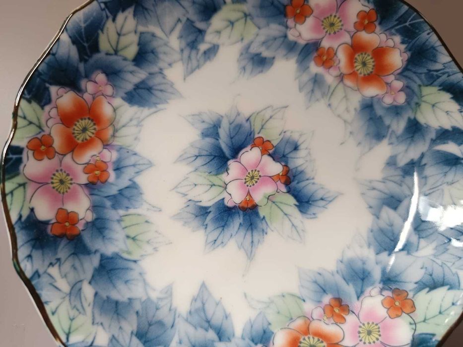 Prato em Porcelana Japonesa – Arita-yaki | Motivo Floral Azul & Coral
