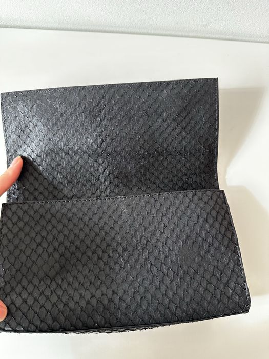 Clutch preta em pele Janiko