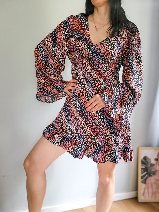 Elegancka sukienka w cętki River Island L rękawy dzwony satynowa wiskozowa