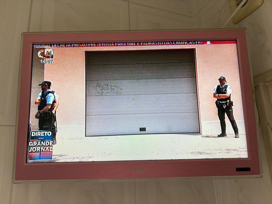 Televisão em tons de rosa a funcionar perfeitamente mas sem comando