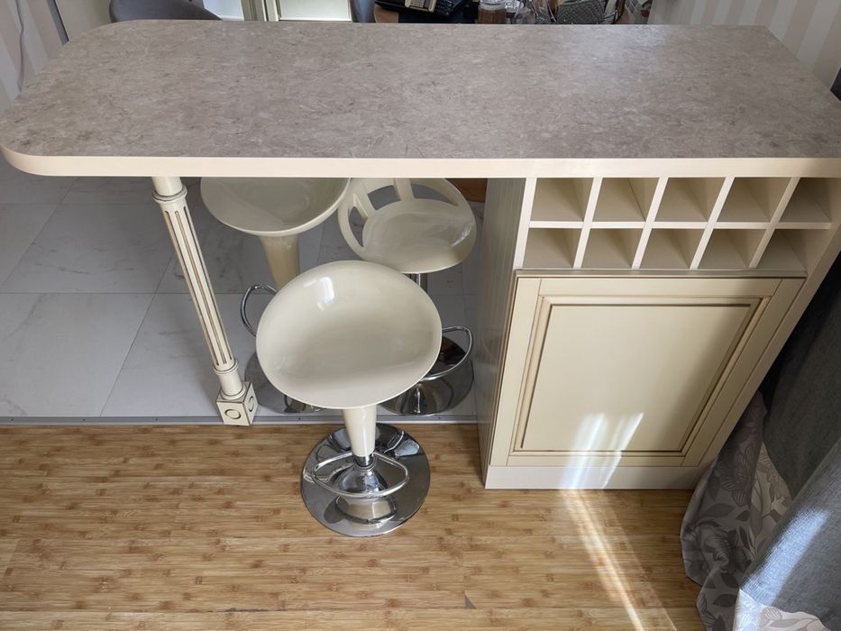 Встроенный холодильник Zanussi с барной стойкой