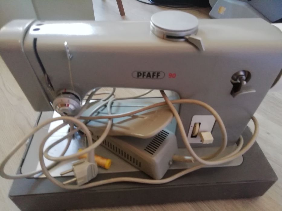 Продам швейну машинку Pfaff 90