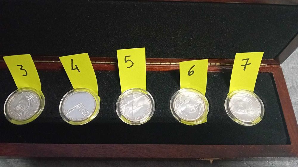 Coleção de sete moedas em pratas, com caixa em madeira