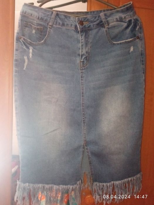 Продам актуальну джинсову спідницю з розрізом попереду