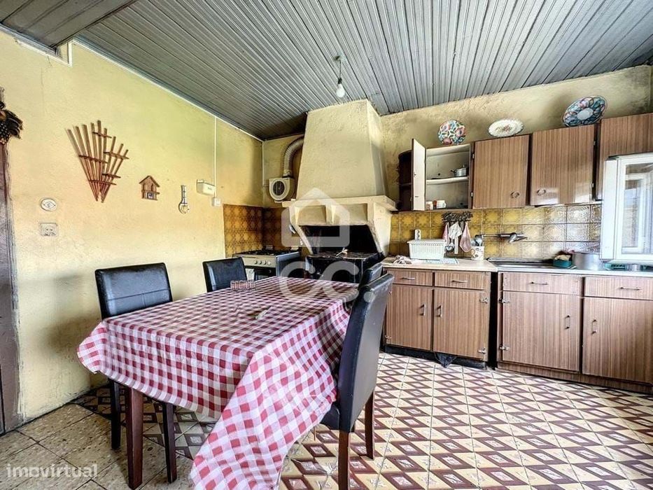 Moradia com terreno para recuperar em Vilar de Perdizes