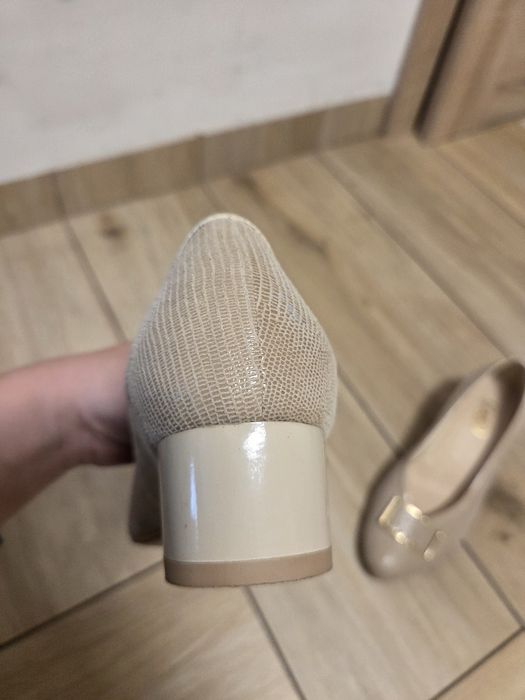 Eleganckie beżowe czółenka CORSO na stabilnym słupku