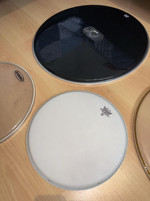 Várias peles de bateria Evans, Remo e Sonor novas e usadas