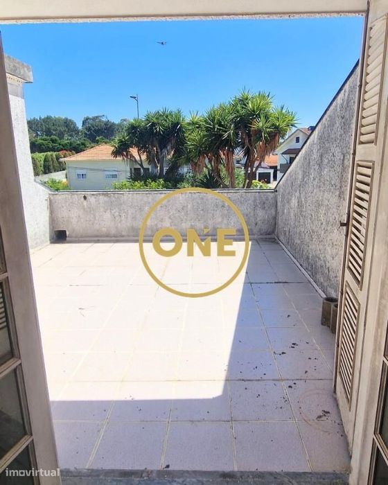 Moradia cheia de charme e potencial, a 450 metros da praia de Salgueir