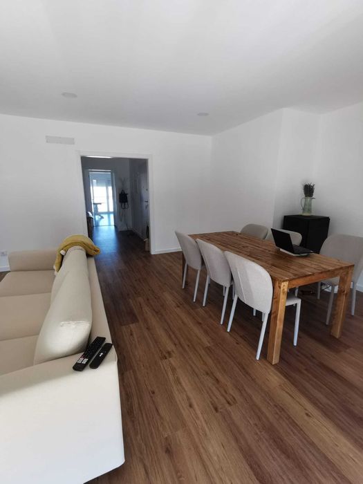 Mesa em madeira maciça