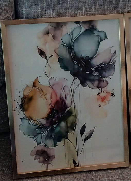 Conjunto de 3 quadros de 30x40, impressão em tela com moldura dourada.