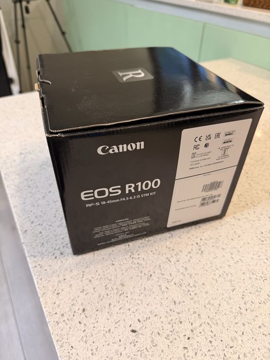 Canon EOS R100 + Lente RF-S 18-45mm F4.5-6.3 IS STM