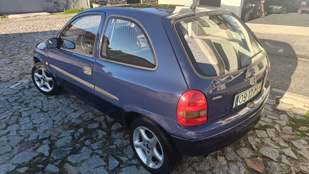 Opel corsa azul comercial