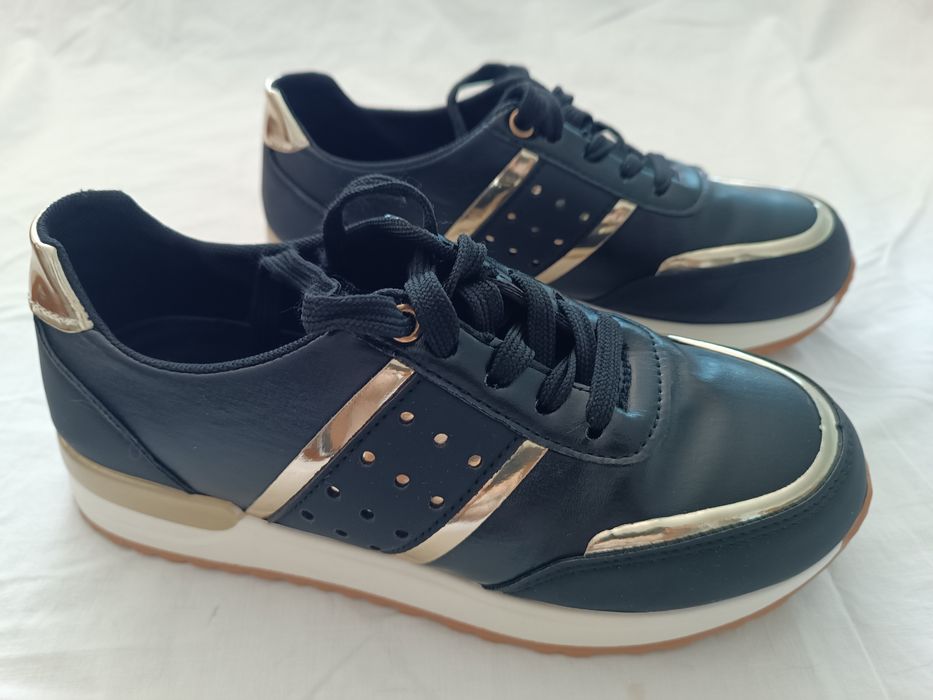Tennis preto e dourado