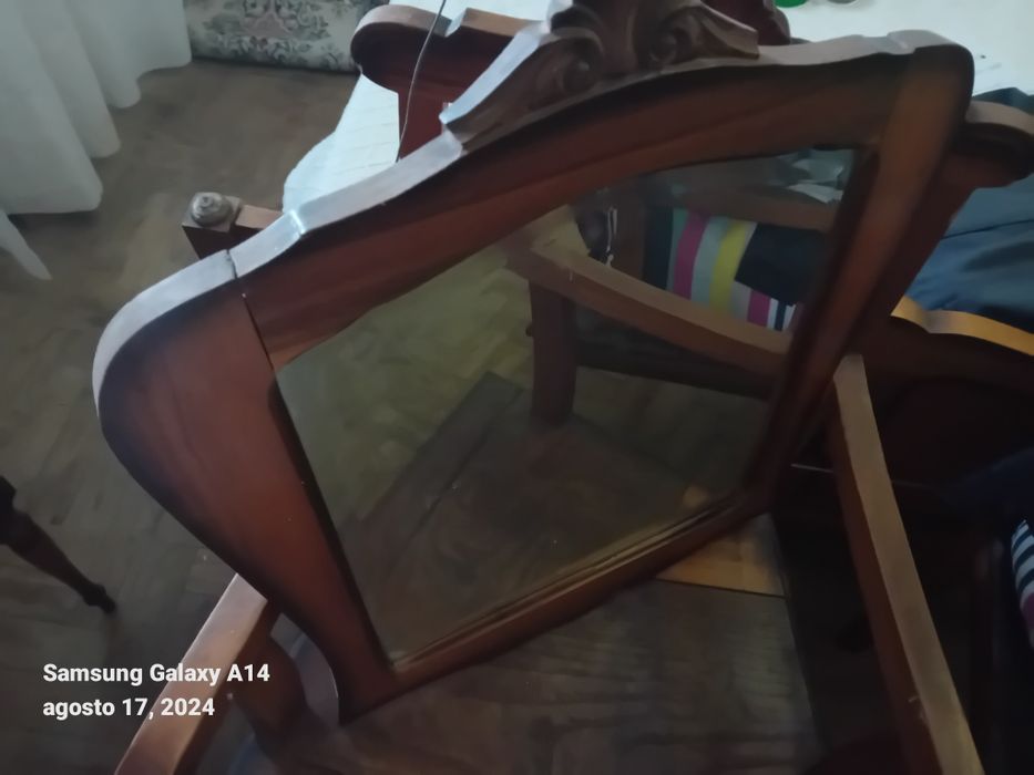 Espelho com moldura de madeira