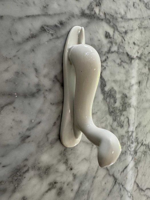 Figurka Łasicy Karolina 17x4x8 cm – Porcelanowa Dekoracja