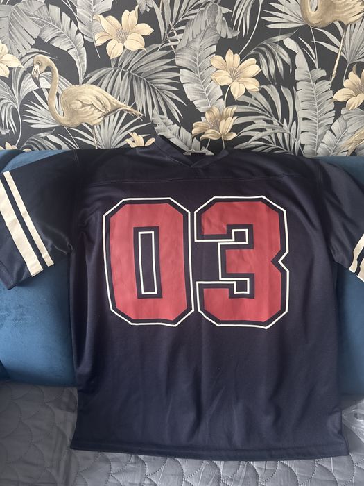 T-shirt młodzieżowy.