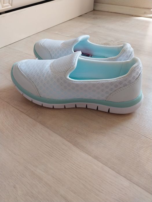 Кросівки 37 р нові