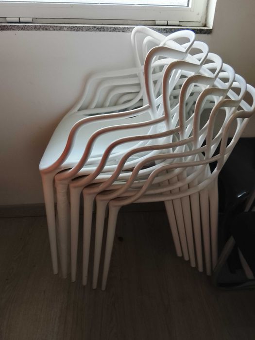 Cadeiras brancas