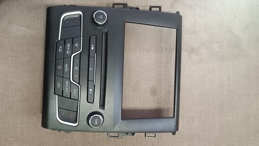 Панель керування кліматом і мультимедіа SYNC 3