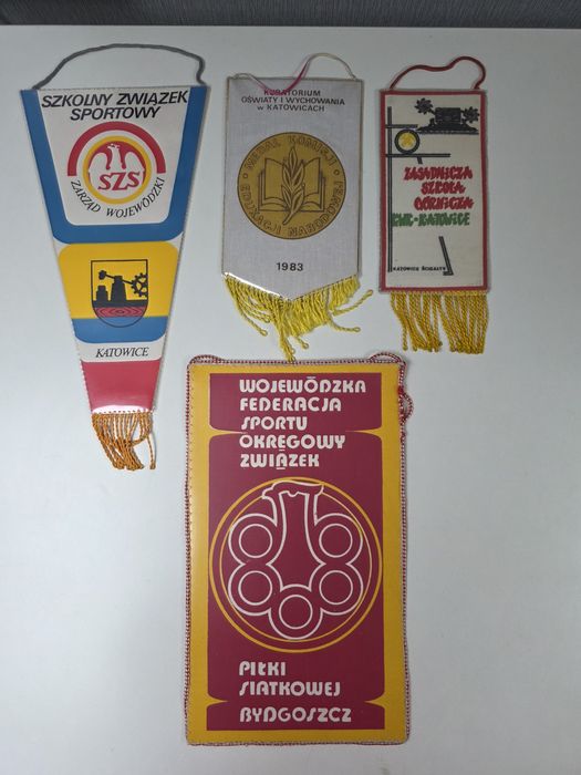 Zestaw starych proporczyków PRL