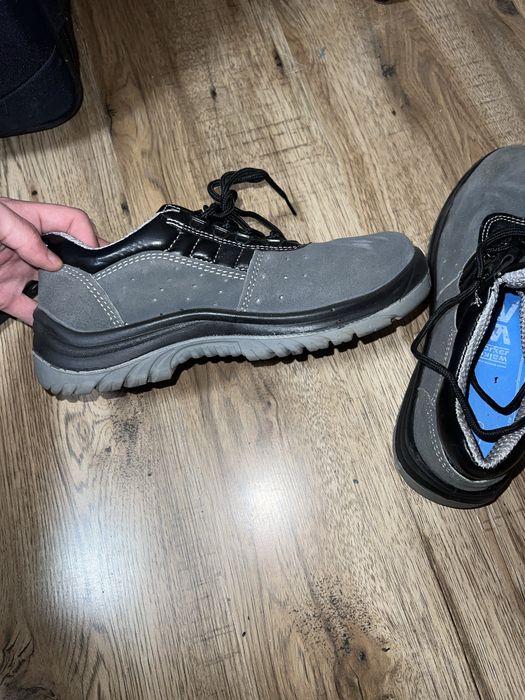 Взуття для роботи, з твердим носком