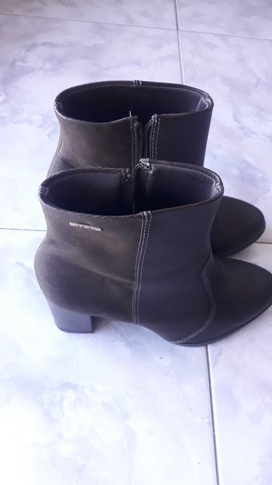 Calçado de mulher em bom estado para desocupar.