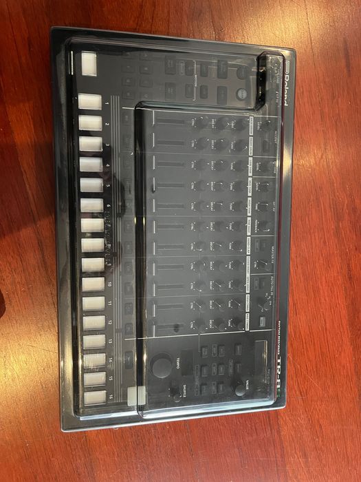 Roland tr-8s drum machine