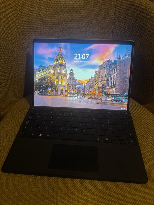 Microsoft Surface Pro 9 i7 16gb ram 256gb nvme