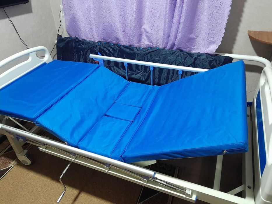 механічне медичне фунуціональне ліжко з туалетом MED1-C15