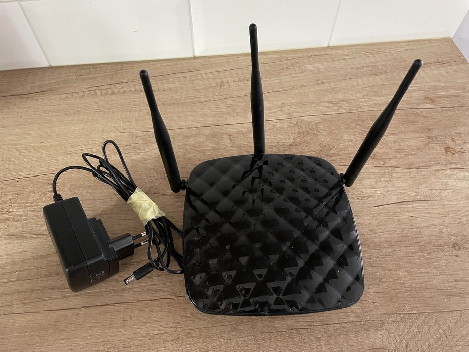 Router Cerberus P 6806 (w tym anteny i zasilacz)