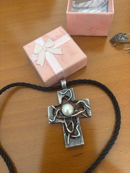 Crucifixo em prata e dois pares de brincos peata de lei