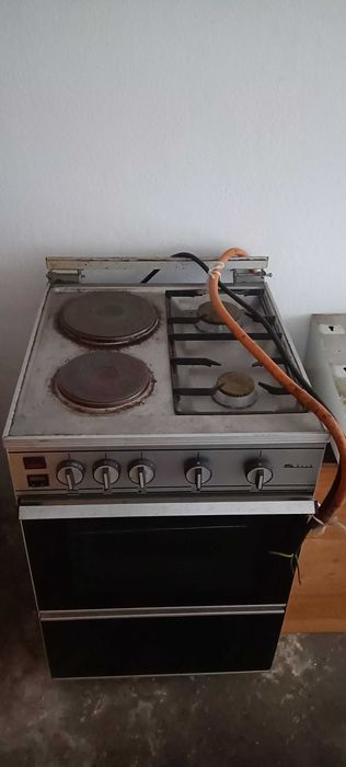 Fogão a gás, bico de gás e um exaustor com tubo flexível de alumínio