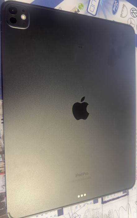 iPad Pro 13” M4 256 GB + Magic Keyboard — Impecável