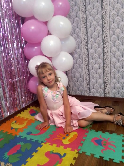 Продам сукню на 7 років