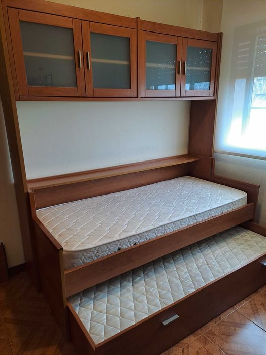 Cama dupla com armários.