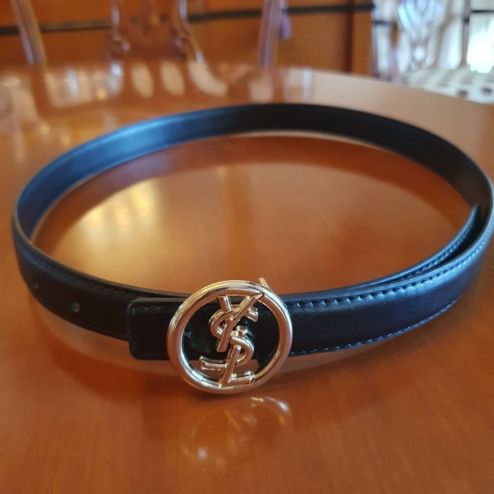 Cinto preto com fivela dourada