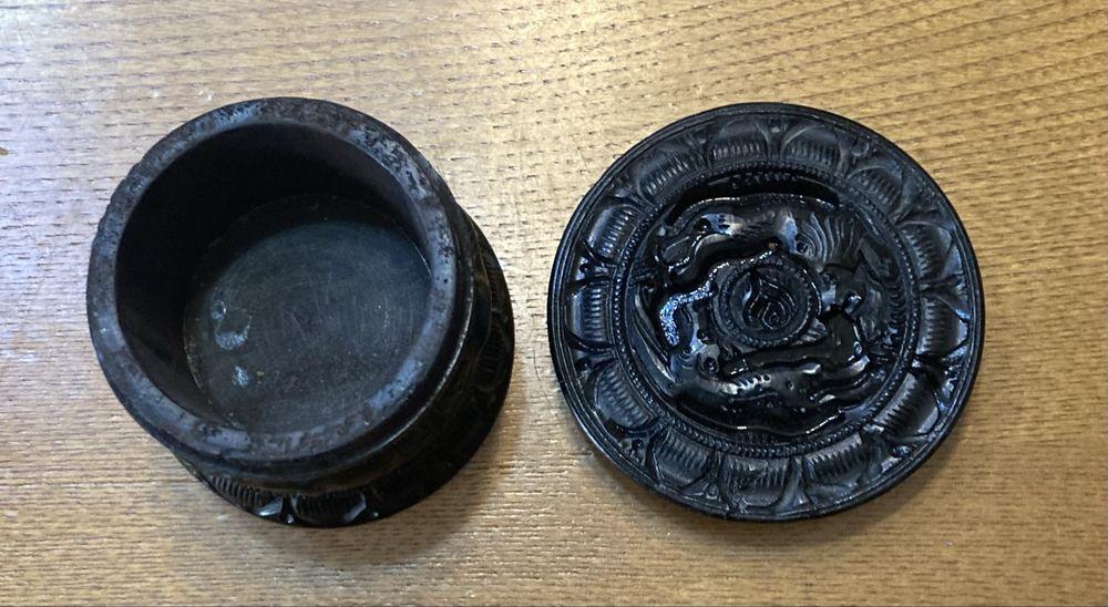 Caixa de roscar em pau preto toda trabalhada