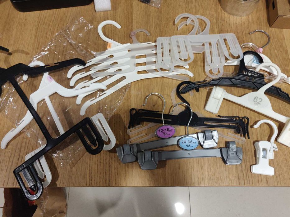 Conjunto de cabides para roupa de bebé