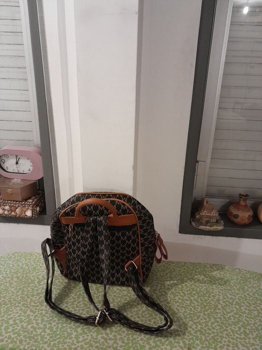 Vendo Mochila de Senhora muito bonita como nova